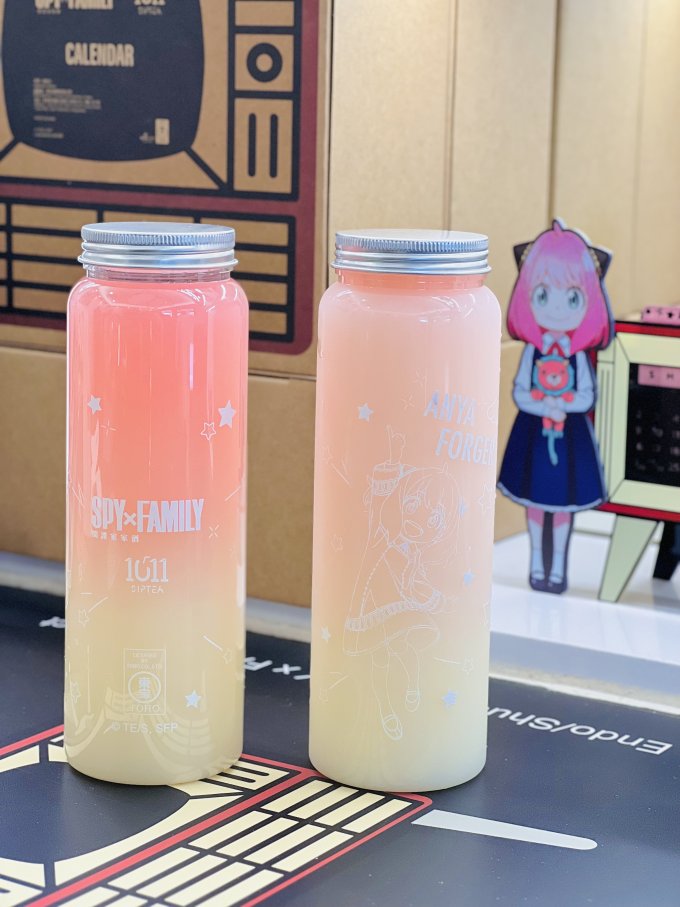 《SPY×FAMILY 間諜家家酒》X 1011SIPTEA 期間限定店登場！超美粉紅漸變玫瑰特飲＋安妮亞花生蛋糕卷等必點美食推介